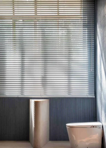 persiana-metais-preciosos-banheiro-scaled-rjfmkpebr7rcf5vj33i2rrp4zmmx2n17vvmrtnnbg2
